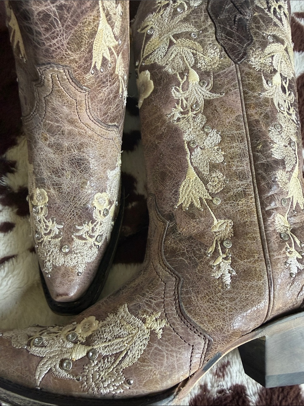 NWT Corral taupe Western Boots with ivory/Cream Floral Embroidery w/studs&bling - Picture 3 of 6